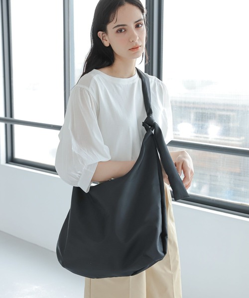 LAKOLE(ラコレ)の「ノットパデットショルダーバッグ / 344264(ショルダーバッグ・レディース・ブラック/ベージュ/アイボリー・FREE)」の2枚目の写真