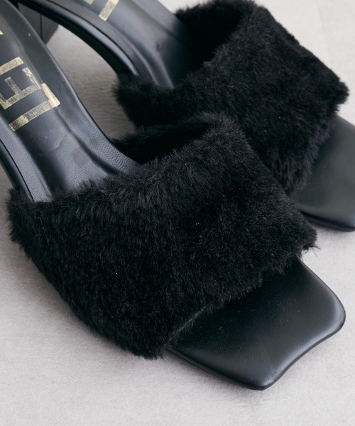 natural couture（ナチュラルクチュール）の「2022AWアイテム/今季注目の主役級アイテム ファーヒールサンダル（サンダル・レディース・ブラック/ベージュ・MEDIUM/LARGE/X-LARGE/SMALL）」の7枚目の写真