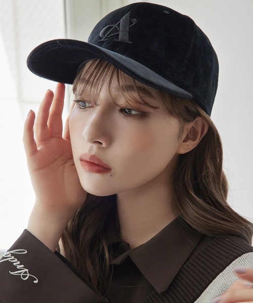 ANDGEEBEE（アンジービー）の「UNISEX ベロアロゴキャップ（キャップ・レディース・ブラック/ベージュ・FREE）」の2枚目の写真