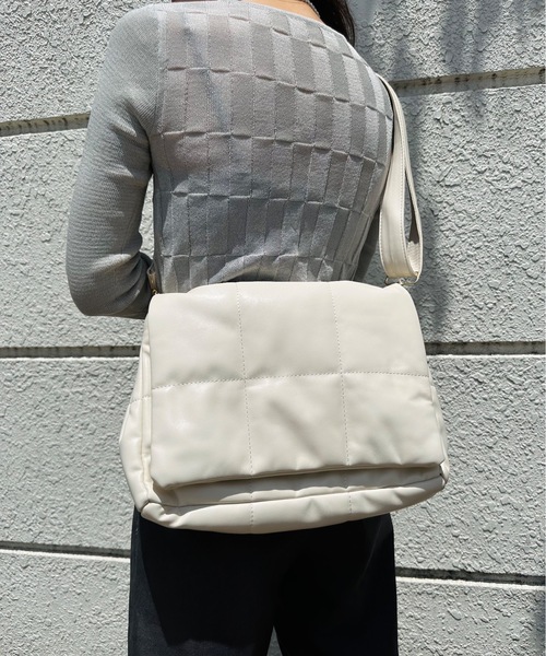 IO(イオ)(イオ)の「IO select / フェイクレザーキルティングショルダーパデッドバッグ(ショルダーバッグ・レディース・ホワイト/キャメル/ブラック・ONESIZE)」の13枚目の写真