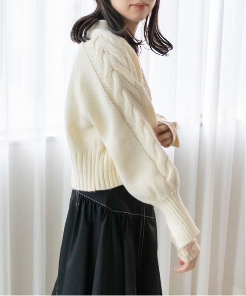 RANDA（ランダ）の「袖ケーブル編みニットボレロ（ニット/セーター・レディース・ブルー/グレー/ホワイト・FREE）」の4枚目の写真