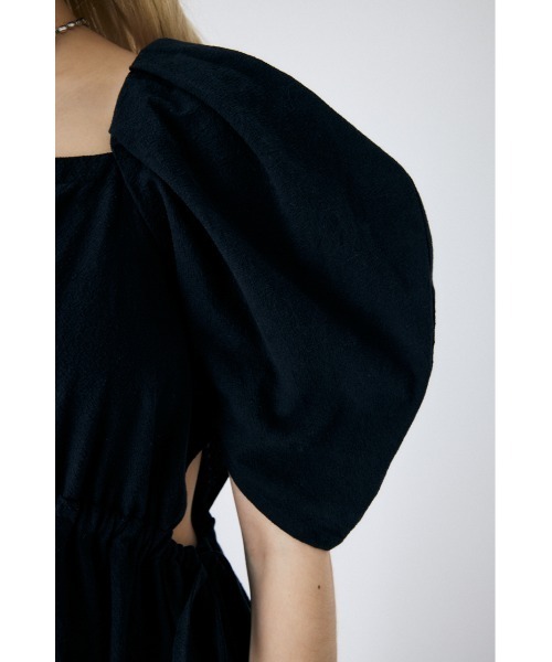 MOUSSY（マウジー）の「TUCK VOLUME SLEEVE ドレス（ワンピース・レディース・ブラック/グリーン/ホワイト・2/1）」の4枚目の写真