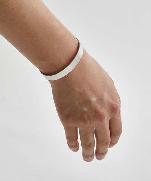 PUBLIC TOKYO(パブリックトウキョウ)の「【WEB限定】ATTACK BANGLE / たたきバングル(ブレスレット・メンズ・シルバー・FREE)」の4枚目の写真