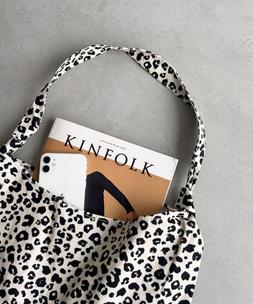 MYMOOD.（マイムード）の「【A4サイズ収納可】2WAYノットハンドル レオパードトートバッグ（トートバッグ・レディース・アイボリー/ブラウン・FREE）」の4枚目の写真