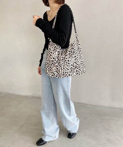 MYMOOD.（マイムード）の「【A4サイズ収納可】2WAYノットハンドル レオパードトートバッグ（トートバッグ・レディース・アイボリー/ブラウン・FREE）」の11枚目の写真