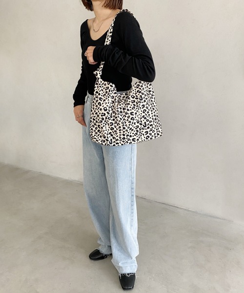 MYMOOD.（マイムード）の「【A4サイズ収納可】2WAYノットハンドル レオパードトートバッグ（トートバッグ・レディース・アイボリー/ブラウン・FREE）」の10枚目の写真