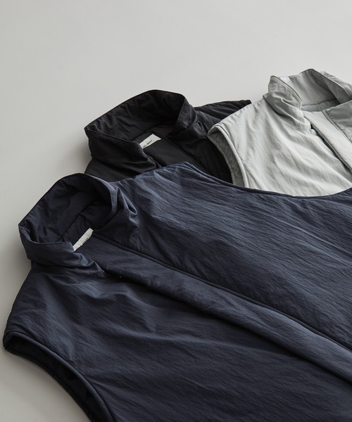 MONO-MART（モノマート）の「撥水ナイロンオーバースタンドパテッドベスト（ダウンベスト・メンズ・ライトグレー/ネイビー/ブラック・M/L）」の4枚目の写真