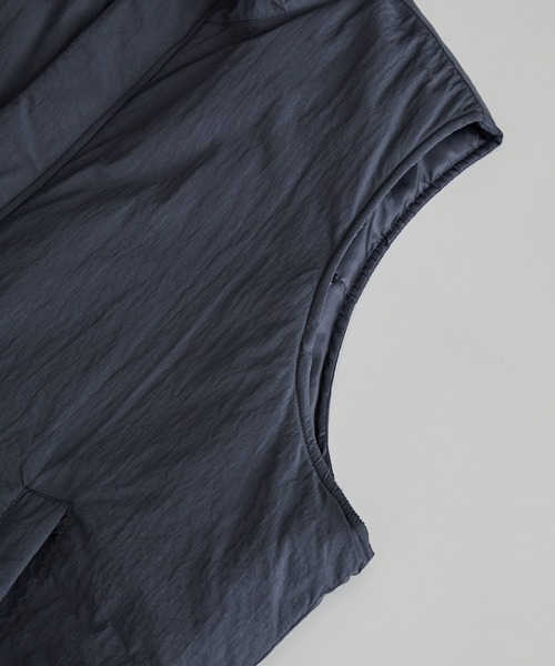 MONO-MART（モノマート）の「撥水ナイロンオーバースタンドパテッドベスト（ダウンベスト・メンズ・ライトグレー/ネイビー/ブラック・M/L）」の16枚目の写真