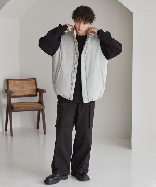 MONO-MART（モノマート）の「撥水ナイロンオーバースタンドパテッドベスト（ダウンベスト・メンズ・ライトグレー/ネイビー/ブラック・M/L）」の6枚目の写真