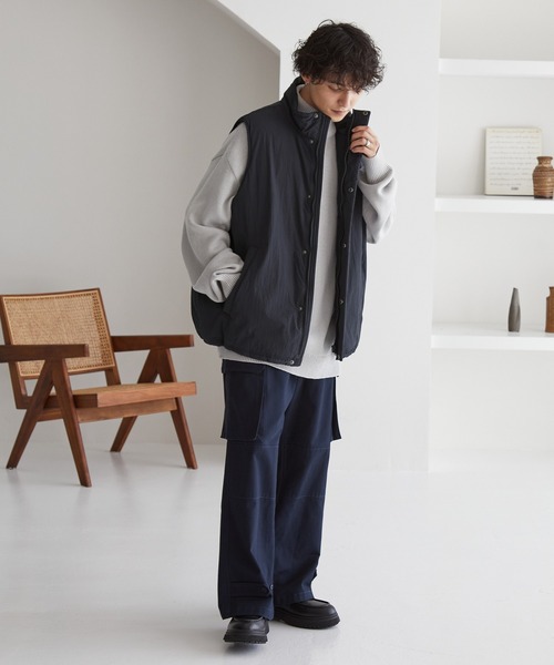 MONO-MART（モノマート）の「撥水ナイロンオーバースタンドパテッドベスト（ダウンベスト・メンズ・ライトグレー/ネイビー/ブラック・M/L）」の8枚目の写真