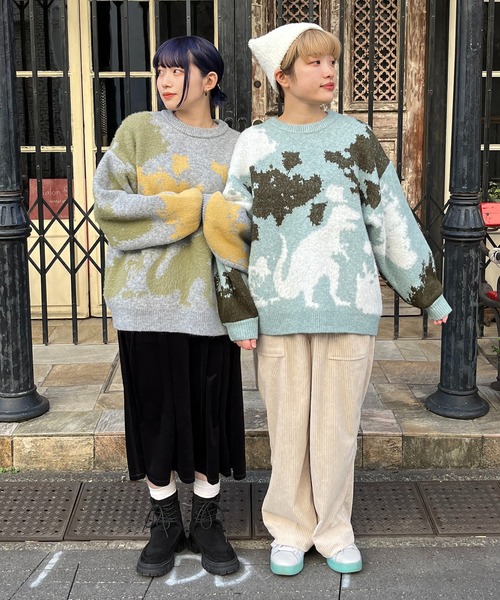 DOUBLE NAME(ダブルネーム)の「ふわもこ恐竜シルエットニットプルオーバー/ユニセックス可(ニット/セーター・レディース・キナリ/サックスブルー/グレイッシュベージュ・FREE)」の1枚目の写真