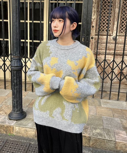 DOUBLE NAME(ダブルネーム)の「ふわもこ恐竜シルエットニットプルオーバー/ユニセックス可(ニット/セーター・レディース・キナリ/サックスブルー/グレイッシュベージュ・FREE)」の3枚目の写真