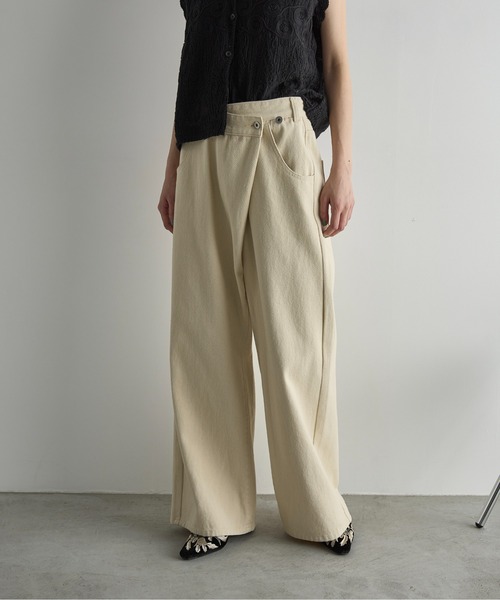 THE YOn(ザヨン)の「クロスウエストアシメラップデニムパンツ(デニムパンツ・レディース・ライトブルー/ブルー/ホワイト/ブラック/ナチュラル・S/M)」の4枚目の写真