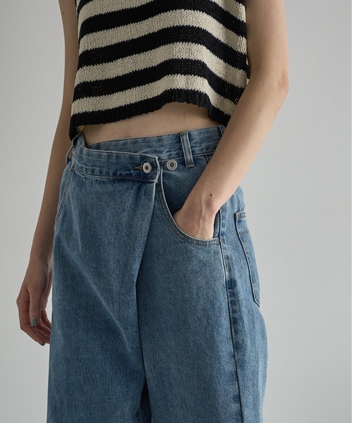 THE YOn(ザヨン)の「クロスウエストアシメラップデニムパンツ(デニムパンツ・レディース・ライトブルー/ブルー/ホワイト/ブラック/ナチュラル・S/M)」の7枚目の写真