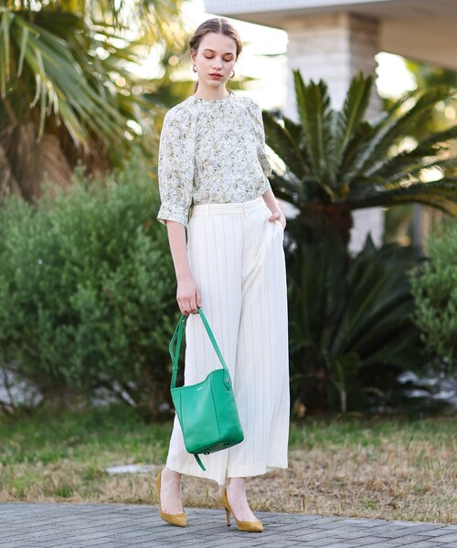 DRESSTERIOR（ドレステリア）の「【洗える/大人フェミニン】イペカフラワープリントボリュームスリーブブラウス（シャツ/ブラウス・レディース・ホワイト系3/チャコール・38/36/34）」の21枚目の写真