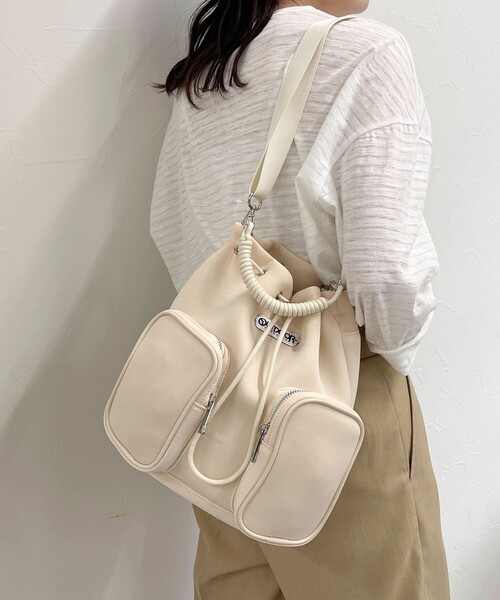 OUTDOOR PRODUCTS（アウトドアプロダクツ）の「【OUTDOOR PRODUCTS/アウトドアプロダクツ】3WAYアウトポケットドロストバッグ（ショルダーバッグ・レディース・オフホワイト/ブラック・FREE）」の5枚目の写真