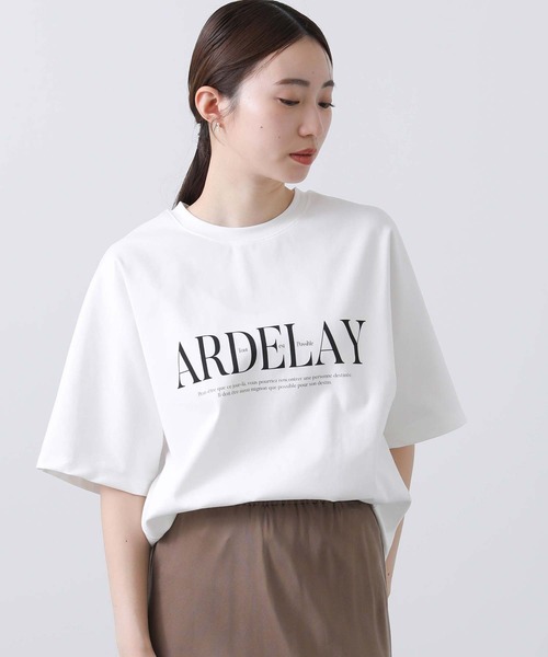 Gready Brilliant(グレディブリリアン)の「ARDELAYロゴTシャツ(Tシャツ/カットソー・レディース・オフホワイト/モカ・38)」の1枚目の写真