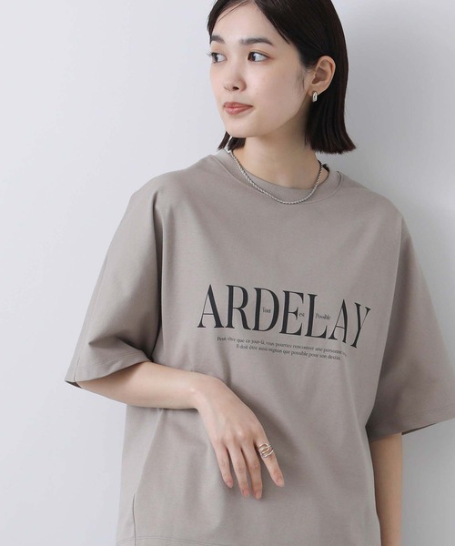 Gready Brilliant(グレディブリリアン)の「ARDELAYロゴTシャツ(Tシャツ/カットソー・レディース・オフホワイト/モカ・38)」の2枚目の写真