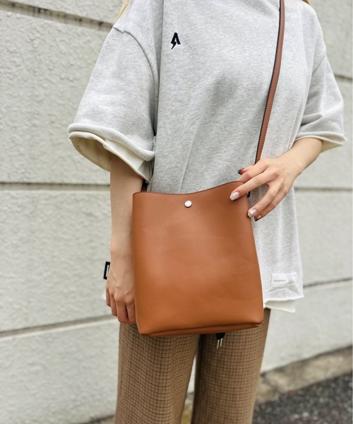 Legato Largo（レガートラルゴ）の「Legato Largo / かるいかばん　縦型ショルダー / LG-P0116（ショルダーバッグ・レディース・ブラック/アイボリー/ベージュ/ラベンダー/イエロー/キャメル/ベージュ系その他/オリーブ/ライトブルー・ONESIZE）」の9枚目の写真