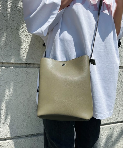 Legato Largo（レガートラルゴ）の「Legato Largo / かるいかばん　縦型ショルダー / LG-P0116（ショルダーバッグ・レディース・ブラック/アイボリー/ベージュ/ラベンダー/イエロー/キャメル/ベージュ系その他/オリーブ/ライトブルー・ONESIZE）」の5枚目の写真