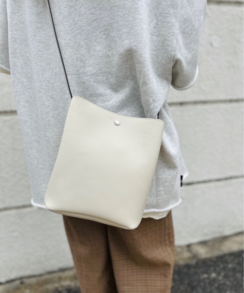 Legato Largo（レガートラルゴ）の「Legato Largo / かるいかばん　縦型ショルダー / LG-P0116（ショルダーバッグ・レディース・ブラック/アイボリー/ベージュ/ラベンダー/イエロー/キャメル/ベージュ系その他/オリーブ/ライトブルー・ONESIZE）」の2枚目の写真