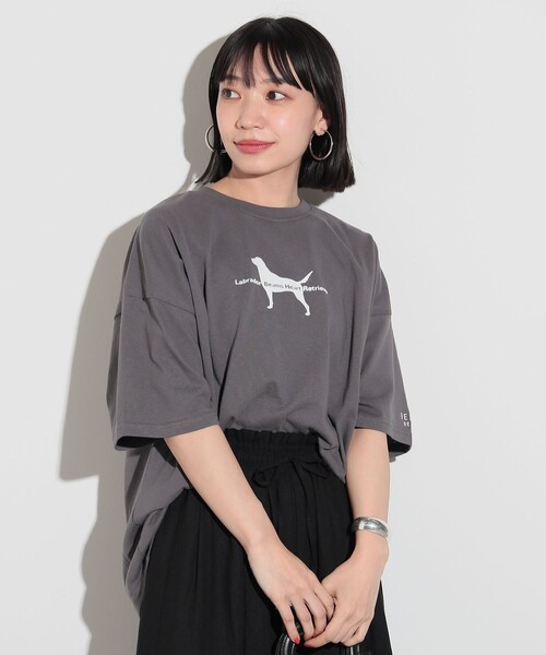 Labrador Retriever(ラブラドールリトリーバー)の「BEAMS HEART / Labrador Retriever フロッキープリント ドッグ Tシャツ(Tシャツ/カットソー・レディース・チャコールグレー/オフホワイト・FREE)」の2枚目の写真