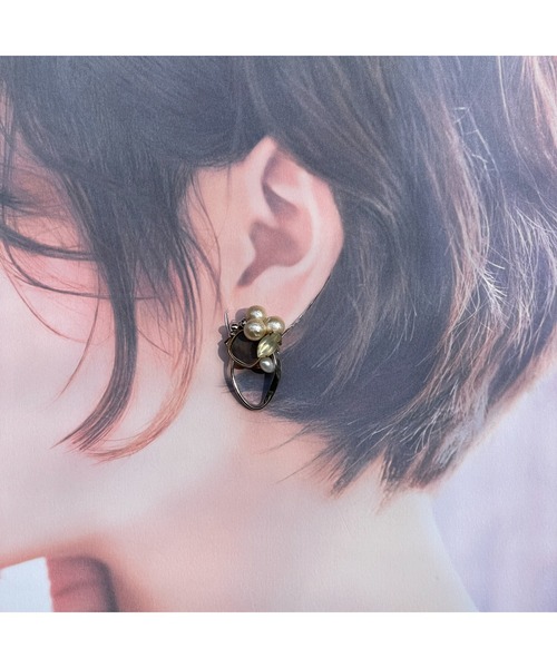tone(トーン)の「【musk】ブラックシェルボタンの淡色イヤリング(MA)(イヤリング・レディース・シルバー・FREE)」の3枚目の写真