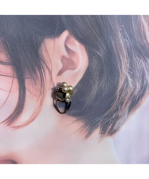 tone(トーン)の「【musk】ブラックシェルボタンの淡色イヤリング(MA)(イヤリング・レディース・シルバー・FREE)」の4枚目の写真