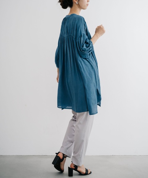 refinedworks（リファインドワークス）の「【refinedworks】 夏にピッタリな軽く涼し気なチュニック！（シャツ/ブラウス・レディース・ブルー/グレイッシュベージュ/ブラック・FREE）」の15枚目の写真