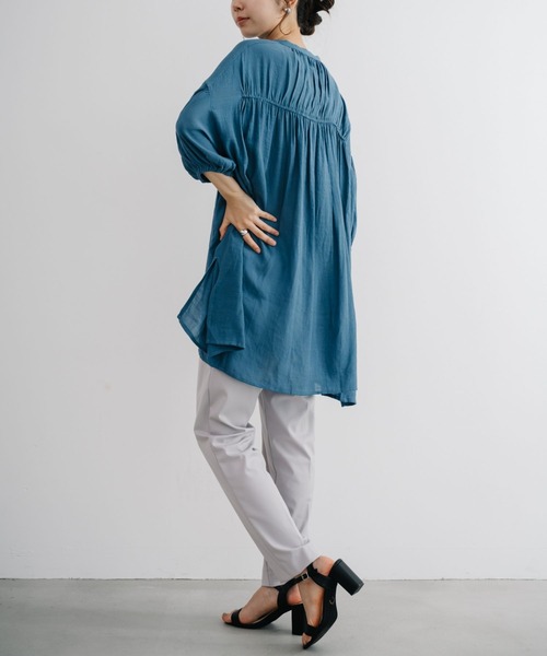 refinedworks（リファインドワークス）の「【refinedworks】 夏にピッタリな軽く涼し気なチュニック！（シャツ/ブラウス・レディース・ブルー/グレイッシュベージュ/ブラック・FREE）」の13枚目の写真