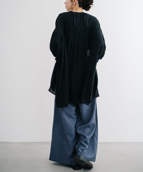 refinedworks（リファインドワークス）の「【refinedworks】 夏にピッタリな軽く涼し気なチュニック！（シャツ/ブラウス・レディース・ブルー/グレイッシュベージュ/ブラック・FREE）」の6枚目の写真