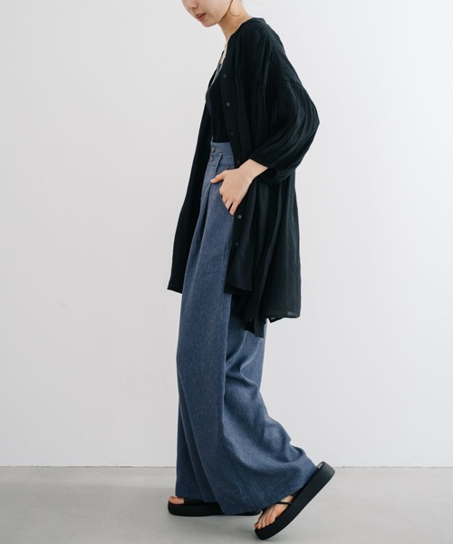 refinedworks（リファインドワークス）の「【refinedworks】 夏にピッタリな軽く涼し気なチュニック！（シャツ/ブラウス・レディース・ブルー/グレイッシュベージュ/ブラック・FREE）」の4枚目の写真