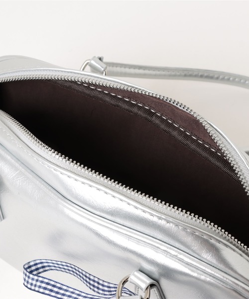 apres jour clair(アプレジュールクレア)の「【apres jour clair×ARIAZ】リボン付きシルバーボストンバッグ(ハンドバッグ・レディース・シルバー・FREE)」の5枚目の写真