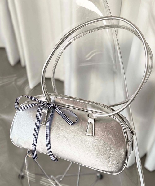 apres jour clair(アプレジュールクレア)の「【apres jour clair×ARIAZ】リボン付きシルバーボストンバッグ(ハンドバッグ・レディース・シルバー・FREE)」の2枚目の写真