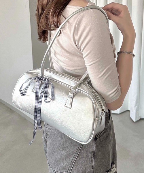 apres jour clair(アプレジュールクレア)の「【apres jour clair×ARIAZ】リボン付きシルバーボストンバッグ(ハンドバッグ・レディース・シルバー・FREE)」の10枚目の写真