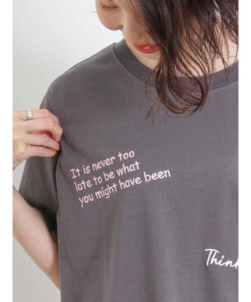 Samansa Mos2(サマンサ モスモス)の「◎ランダムロゴ刺繍Tシャツ(Tシャツ/カットソー・レディース・キナリ/オフホワイト/チャコールグレー・F)」の3枚目の写真