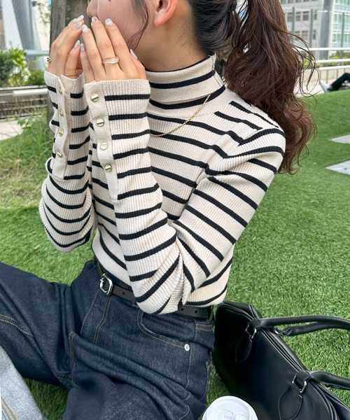 DISCOAT（ディスコート）の「【新色追加!】リブ袖口ボタンタートル《WEB限定カラーあり》（ニット/セーター・レディース・ライトグレー/ピンク/レッド系その他/ブラウン/ダークグレー/モカ/ネイビー/イエロー/マスタード/ホワイト×ブラック/カーキ/ベビーピンク/アイボリー/オレンジ系その他/オフホワイト/ブラウン系その他/オレンジ/グリーン系その他/モスグリーン/ダークブルー/ブルー系その他/ホワイト系その他/ボルドー/ブラック系その他/ダークグリーン/ブルー/ブラック・FREE）」の4枚目の写真