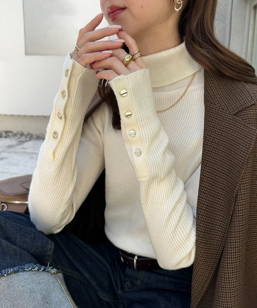 DISCOAT（ディスコート）の「【新色追加!】リブ袖口ボタンタートル《WEB限定カラーあり》（ニット/セーター・レディース・ライトグレー/ピンク/レッド系その他/ブラウン/ダークグレー/モカ/ネイビー/イエロー/マスタード/ホワイト×ブラック/カーキ/ベビーピンク/アイボリー/オレンジ系その他/オフホワイト/ブラウン系その他/オレンジ/グリーン系その他/モスグリーン/ダークブルー/ブルー系その他/ホワイト系その他/ボルドー/ブラック系その他/ダークグリーン/ブルー/ブラック・FREE）」の5枚目の写真