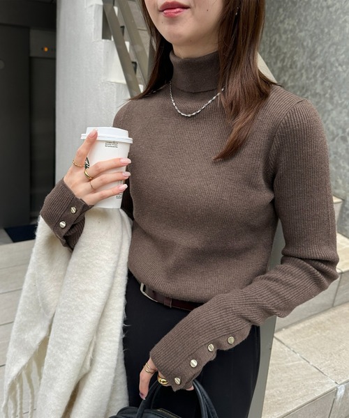 DISCOAT（ディスコート）の「【新色追加!】リブ袖口ボタンタートル《WEB限定カラーあり》（ニット/セーター・レディース・ライトグレー/ピンク/レッド系その他/ブラウン/ダークグレー/モカ/ネイビー/イエロー/マスタード/ホワイト×ブラック/カーキ/ベビーピンク/アイボリー/オレンジ系その他/オフホワイト/ブラウン系その他/オレンジ/グリーン系その他/モスグリーン/ダークブルー/ブルー系その他/ホワイト系その他/ボルドー/ブラック系その他/ダークグリーン/ブルー/ブラック・FREE）」の11枚目の写真