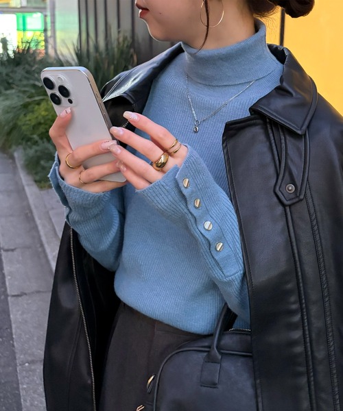 DISCOAT（ディスコート）の「【新色追加!】リブ袖口ボタンタートル《WEB限定カラーあり》（ニット/セーター・レディース・ライトグレー/ピンク/レッド系その他/ブラウン/ダークグレー/モカ/ネイビー/イエロー/マスタード/ホワイト×ブラック/カーキ/ベビーピンク/アイボリー/オレンジ系その他/オフホワイト/ブラウン系その他/オレンジ/グリーン系その他/モスグリーン/ダークブルー/ブルー系その他/ホワイト系その他/ボルドー/ブラック系その他/ダークグリーン/ブルー/ブラック・FREE）」の19枚目の写真