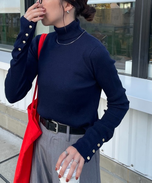 DISCOAT（ディスコート）の「【新色追加!】リブ袖口ボタンタートル《WEB限定カラーあり》（ニット/セーター・レディース・ライトグレー/ピンク/レッド系その他/ブラウン/ダークグレー/モカ/ネイビー/イエロー/マスタード/ホワイト×ブラック/カーキ/ベビーピンク/アイボリー/オレンジ系その他/オフホワイト/ブラウン系その他/オレンジ/グリーン系その他/モスグリーン/ダークブルー/ブルー系その他/ホワイト系その他/ボルドー/ブラック系その他/ダークグリーン/ブルー/ブラック・FREE）」の16枚目の写真