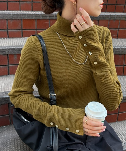 DISCOAT（ディスコート）の「【新色追加!】リブ袖口ボタンタートル《WEB限定カラーあり》（ニット/セーター・レディース・ライトグレー/ピンク/レッド系その他/ブラウン/ダークグレー/モカ/ネイビー/イエロー/マスタード/ホワイト×ブラック/カーキ/ベビーピンク/アイボリー/オレンジ系その他/オフホワイト/ブラウン系その他/オレンジ/グリーン系その他/モスグリーン/ダークブルー/ブルー系その他/ホワイト系その他/ボルドー/ブラック系その他/ダークグリーン/ブルー/ブラック・FREE）」の13枚目の写真