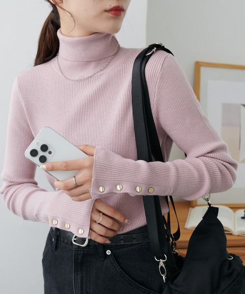 DISCOAT（ディスコート）の「【新色追加!】リブ袖口ボタンタートル《WEB限定カラーあり》（ニット/セーター・レディース・ライトグレー/ピンク/レッド系その他/ブラウン/ダークグレー/モカ/ネイビー/イエロー/マスタード/ホワイト×ブラック/カーキ/ベビーピンク/アイボリー/オレンジ系その他/オフホワイト/ブラウン系その他/オレンジ/グリーン系その他/モスグリーン/ダークブルー/ブルー系その他/ホワイト系その他/ボルドー/ブラック系その他/ダークグリーン/ブルー/ブラック・FREE）」の22枚目の写真