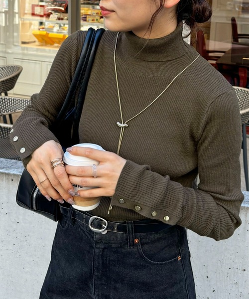 DISCOAT（ディスコート）の「【新色追加!】リブ袖口ボタンタートル《WEB限定カラーあり》（ニット/セーター・レディース・ライトグレー/ピンク/レッド系その他/ブラウン/ダークグレー/モカ/ネイビー/イエロー/マスタード/ホワイト×ブラック/カーキ/ベビーピンク/アイボリー/オレンジ系その他/オフホワイト/ブラウン系その他/オレンジ/グリーン系その他/モスグリーン/ダークブルー/ブルー系その他/ホワイト系その他/ボルドー/ブラック系その他/ダークグリーン/ブルー/ブラック・FREE）」の14枚目の写真