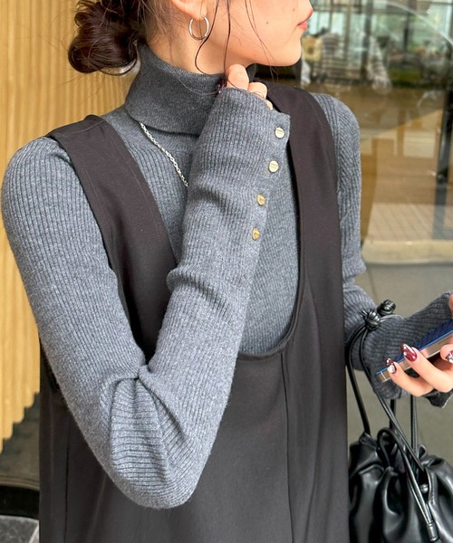 DISCOAT（ディスコート）の「【新色追加!】リブ袖口ボタンタートル《WEB限定カラーあり》（ニット/セーター・レディース・ライトグレー/ピンク/レッド系その他/ブラウン/ダークグレー/モカ/ネイビー/イエロー/マスタード/ホワイト×ブラック/カーキ/ベビーピンク/アイボリー/オレンジ系その他/オフホワイト/ブラウン系その他/オレンジ/グリーン系その他/モスグリーン/ダークブルー/ブルー系その他/ホワイト系その他/ボルドー/ブラック系その他/ダークグリーン/ブルー/ブラック・FREE）」の8枚目の写真