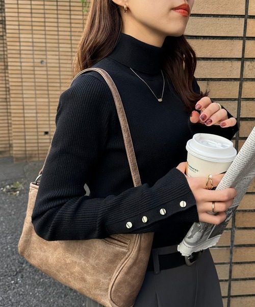 DISCOAT（ディスコート）の「【新色追加!】リブ袖口ボタンタートル《WEB限定カラーあり》（ニット/セーター・レディース・ライトグレー/ピンク/レッド系その他/ブラウン/ダークグレー/モカ/ネイビー/イエロー/マスタード/ホワイト×ブラック/カーキ/ベビーピンク/アイボリー/オレンジ系その他/オフホワイト/ブラウン系その他/オレンジ/グリーン系その他/モスグリーン/ダークブルー/ブルー系その他/ホワイト系その他/ボルドー/ブラック系その他/ダークグリーン/ブルー/ブラック・FREE）」の6枚目の写真