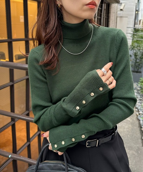 DISCOAT（ディスコート）の「【新色追加!】リブ袖口ボタンタートル《WEB限定カラーあり》（ニット/セーター・レディース・ライトグレー/ピンク/レッド系その他/ブラウン/ダークグレー/モカ/ネイビー/イエロー/マスタード/ホワイト×ブラック/カーキ/ベビーピンク/アイボリー/オレンジ系その他/オフホワイト/ブラウン系その他/オレンジ/グリーン系その他/モスグリーン/ダークブルー/ブルー系その他/ホワイト系その他/ボルドー/ブラック系その他/ダークグリーン/ブルー/ブラック・FREE）」の12枚目の写真