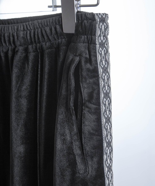 ZIP FIVE -White Line-(ジップファイブホワイトライン)の「【White Line】 90s ベロア バギー フィット パンツ / トラックパンツ(その他パンツ・メンズ・ブラック/グレー/ベージュ/ネイビー/オレンジ・SMALL/MEDIUM/LARGE)」の7枚目の写真