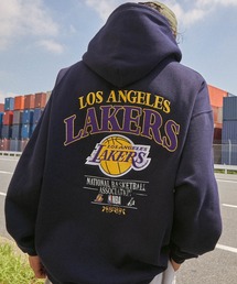 MONO-MART(モノマート)のNBA/エヌビーエー 別注 ロゴ刺繍/プリント ヴィンテージライクビッグシルエットプルオーバーパーカー(パーカー)