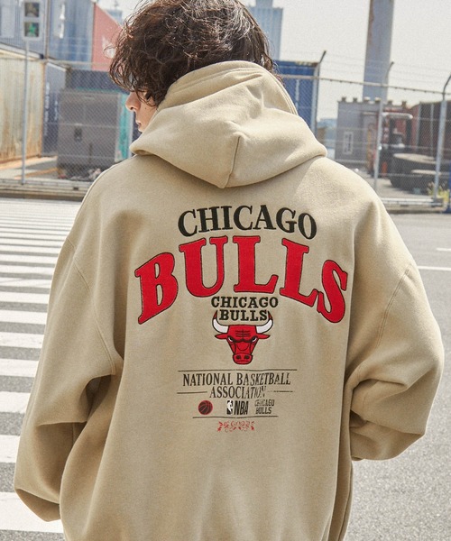 MONO-MART(モノマート)の「NBA/エヌビーエー 別注 ロゴ刺繍/プリント ヴィンテージライクビッグシルエットプルオーバーパーカー(パーカー・メンズ・アッシュグレー/グレー系/ブラック/ブラウン系/ダークグレー/オフホワイト/グレイッシュベージュ/ダークネイビー・M/L)」の19枚目の写真